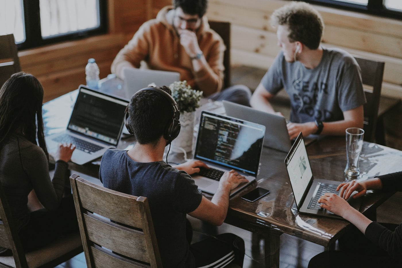 Équipe LearnStrike en réunion de synchronisation.
